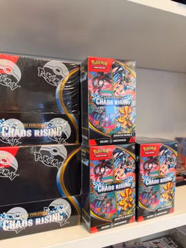 Förseglade displaylådor och booster bundles ur Pokémon-utgåvan Chaos Rising.