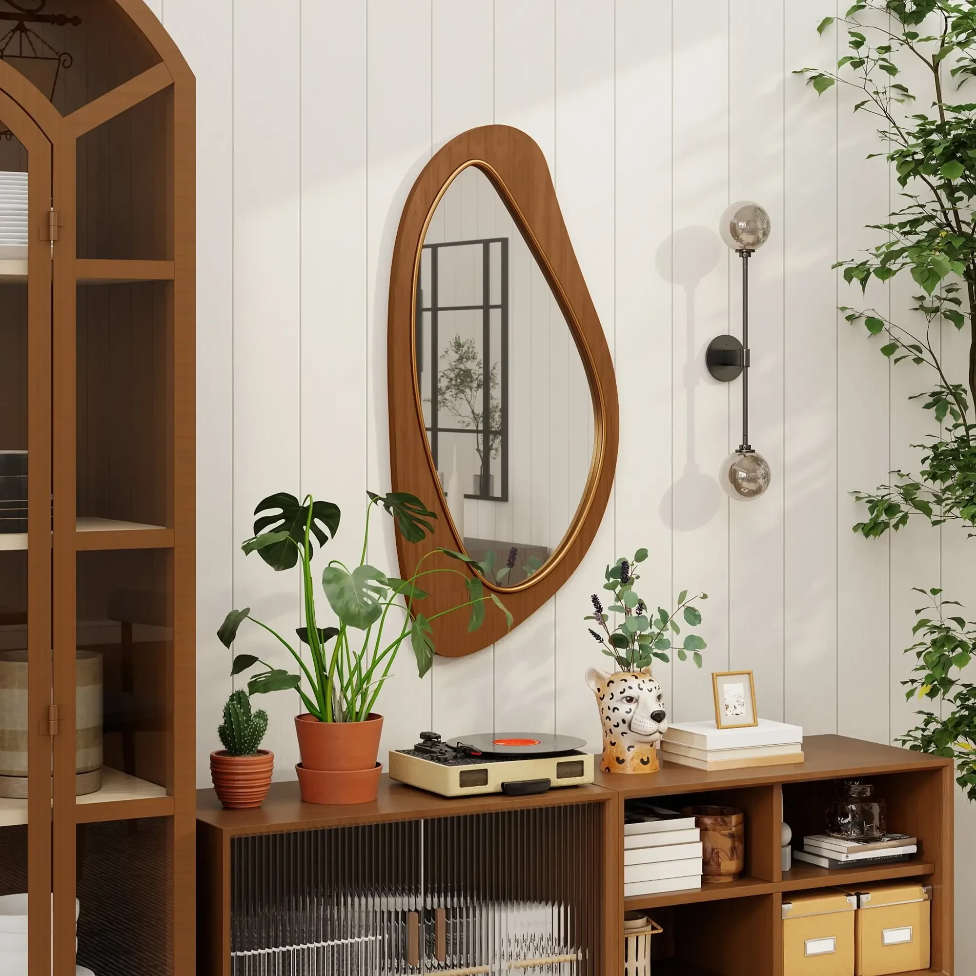 Asymmetrischer Wandspiegel mit Holzrahmen
