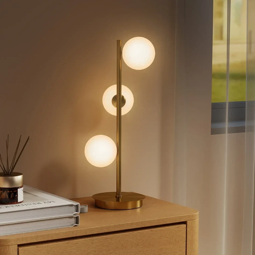Elegante Tischlampe mit drei kugelförmigen Glasschirmen