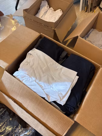 Parti med t-shirts och tygkassar för sublimering – ca 70 st