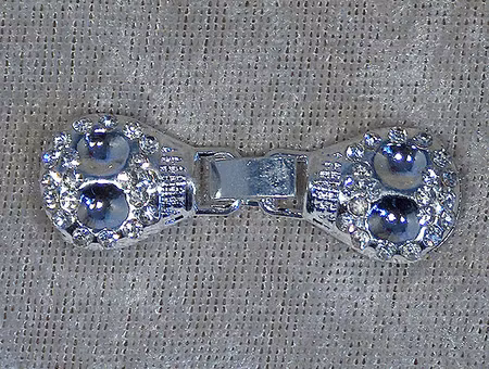 Fäste/Snäpplås, Döskalle med strass, ljus silver