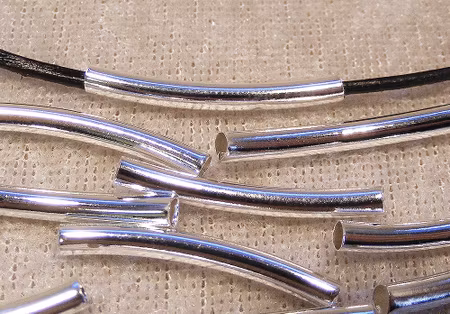 Rör, lätt böjt, silverfärgat, ca 3 mm