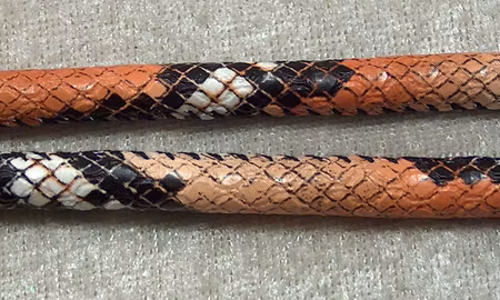 Konstläderrem, ormskinnsmönstrad, 4 mm, svart/orange