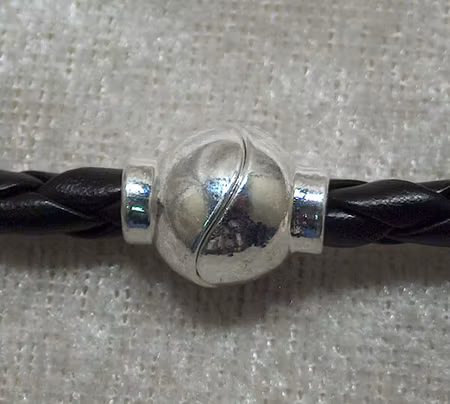 Fäste/magnetlås, rund/kort cylinder, ljus silver, för 4,5-5 mm rem