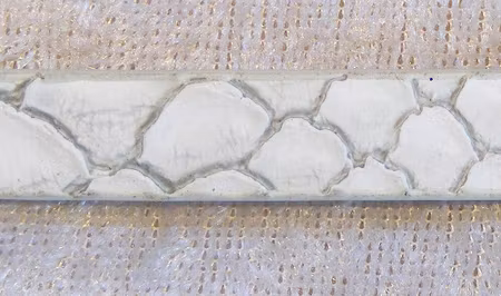 Platt konstläderrem, ormskinnsmönstrad, offwhite/grå