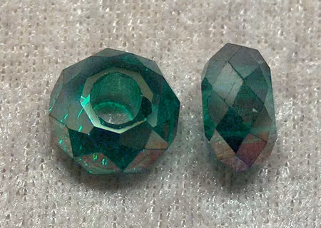 Facetterad tealfärgad m AB  glasrondell med stort hål