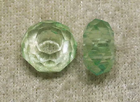 Facetterad ljust limegrön glasrondell med stort hål