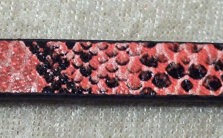 Platt läderrem, ormskinnsmönster, rosa/svart