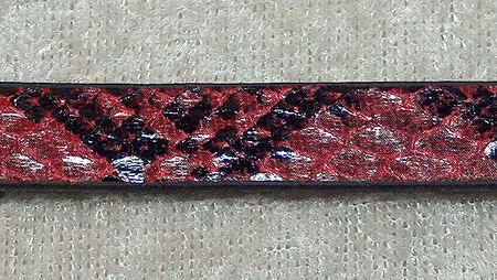 Platt läderrem, ormskinnsmönster, fuchsia/svart