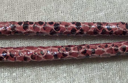 Konstläderrem, ormskinnsmönstrad fuchsia/svart, 7 mm