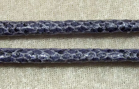 Konstläderrem, ormskinnsmönstrad lila, 7 mm