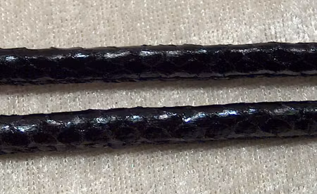 Konstläderrem, ormskinnsmönstrad svart, 7 mm