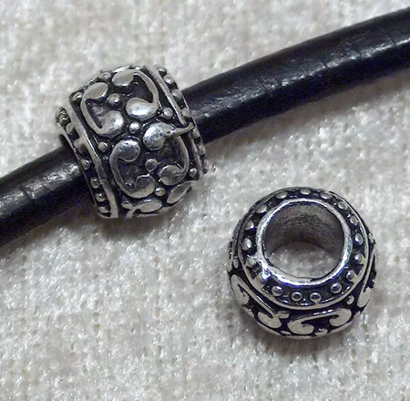 Mellandel m stort hål, cylinder m krumelurer, antiksilver