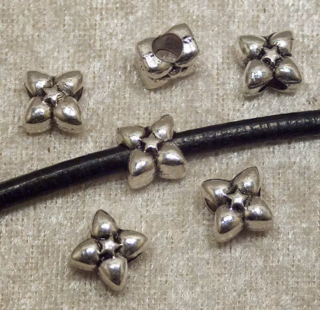 Mellandel m stort hål, blomma m stjärna, antiksilver