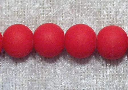 Gummerad glaspärla, röd, 6 mm