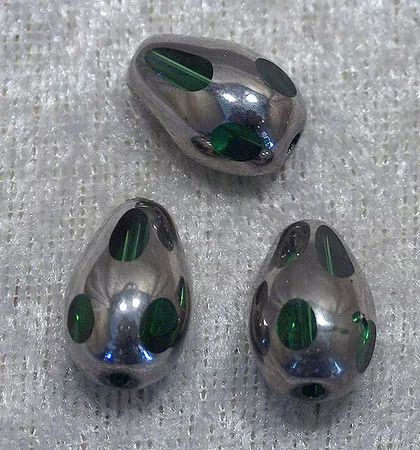 Droppe, grön och silverpläterad glaspärla