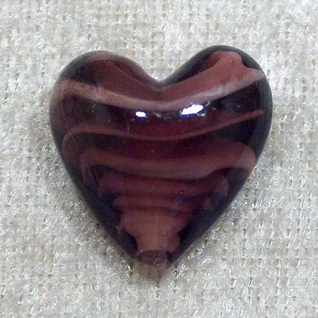 Lampwork M hjärta, plommon/plommon, ca 21x19 mm