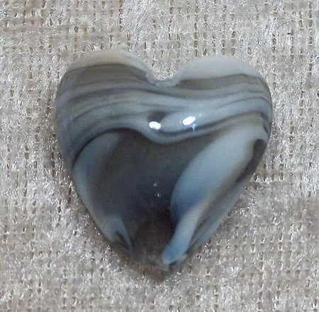 Lampwork M hjärta, grå/vitt, ca 21x19 mm