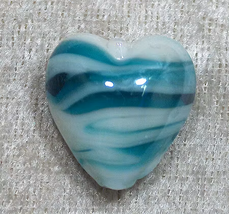 Lampwork M hjärta, turkos/vitt, ca 21x19 mm