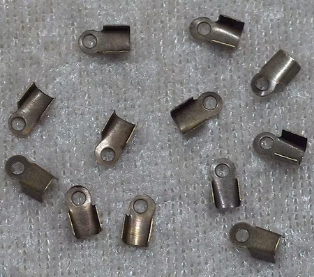 Fäste för ca 2 mm tråd, rem etc. Antikbrons.