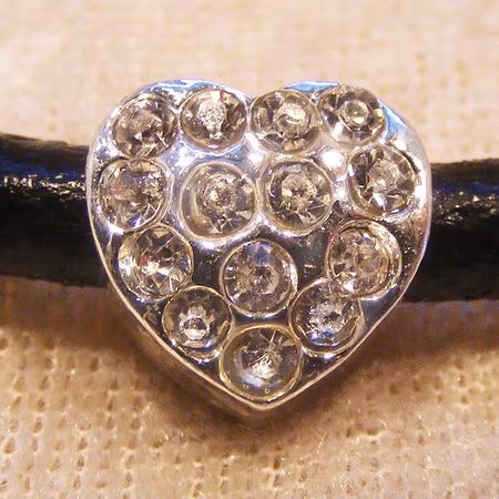 Hjärta, silverfärgad med transparent strass, stort hål