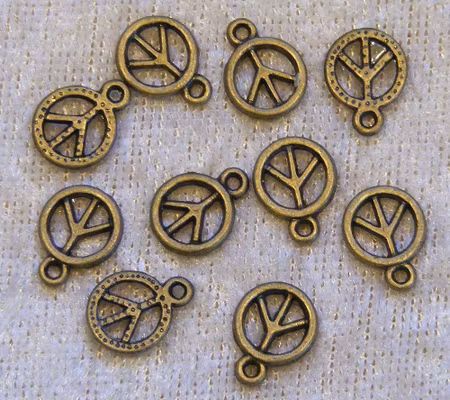 Berlock, peacemärke, antikbrons