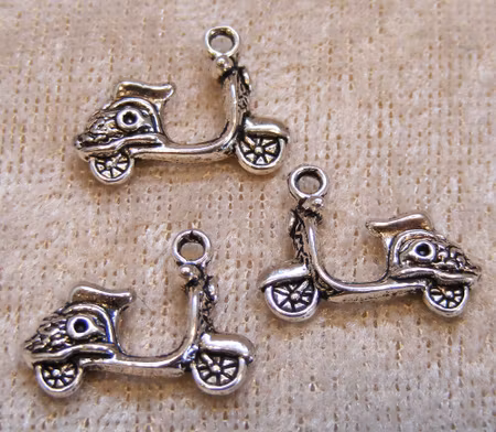 Berlock, moped/vespa, antiksilver