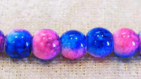 Marmorerad glaspärla, cerise/blå, 6 mm