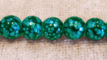 Marmorerad glaspärla, turkosgrön/svart, 6 mm