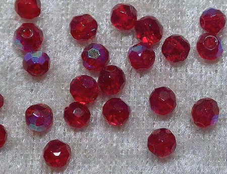 Facetterad rund kristallpärla, Mörkröd AB, 4 mm
