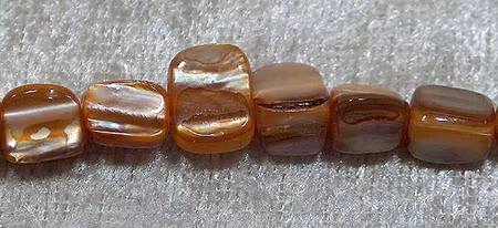 Snäckskalstrianglar, Orangebeige