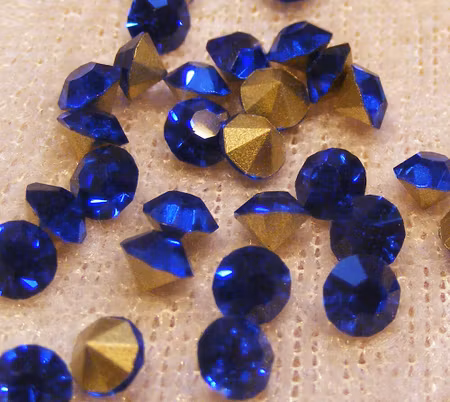 Glascabochoner av kungsblå, facetterad strass, 4 mm ​