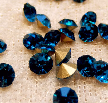 Glascabochoner av djup blå/tealfärgad, facetterad strass, 4 mm ​