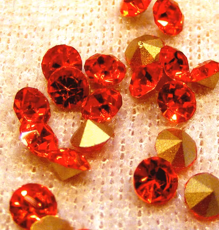Glascabochoner av röd, facetterad strass, 4 mm ​