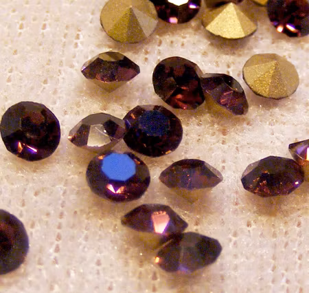 Glascabochoner av mörk ametistfärgad, facetterad strass, 4 mm ​