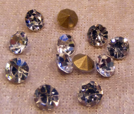 Glascabochoner av transparent, facetterad strass, 4,1 mm ​