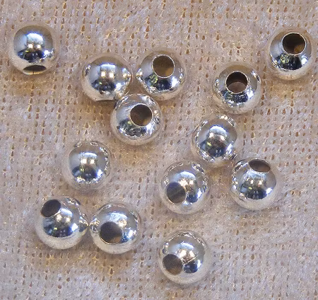 Rund silverfärgad metallpärla, 6 mm, stort hål