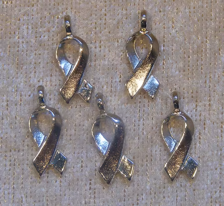Awareness ribbon, Berlock, platinafärgad