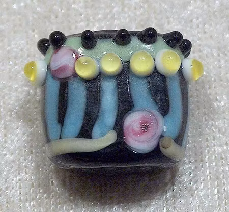 Lampwork, weddingcake, svart/blå/gul/vit/rosa