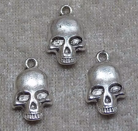 Döskalleberlock , ljus silver