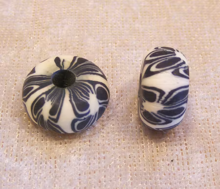 Rondell av handgjord polymer/clay, stort hål, svart/offwhite