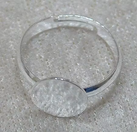 Fingerring, ljus silver, med platta