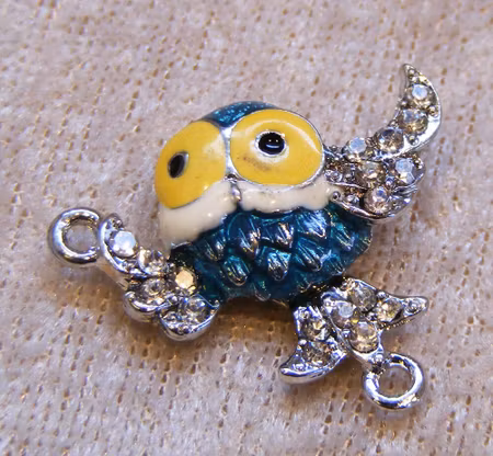 Magnetlås, uggla med transp strass, turkos/gul/vit, antiksilver