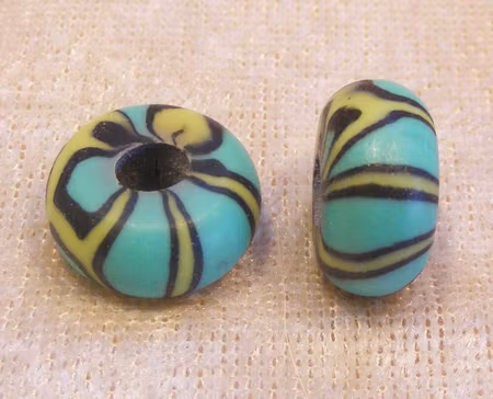 Rondell av handgjord polymer/clay, stort hål, grön/svart/gul