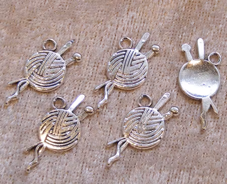 Berlock, garnnystan & stickor, antiksilver