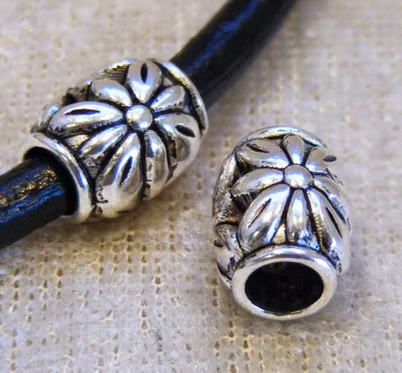 Mellandel m stort hål, blommönstrad tunna, antiksilver