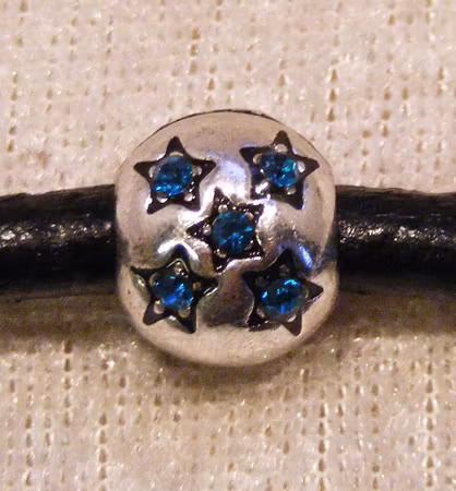 Mellandel m stort hål, mörkturkos strass, antiksilver