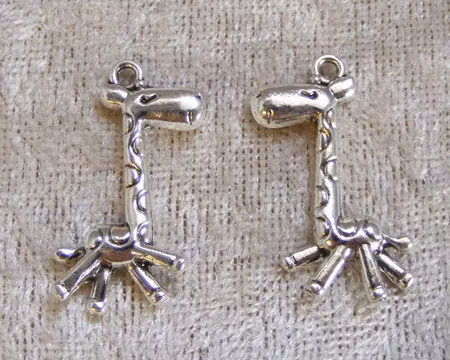 Berlock, giraff, antiksilver