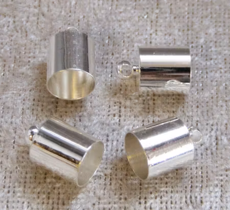 Fäste av större modell, rund, innerdiam ca 7,5 mm, ljus silver