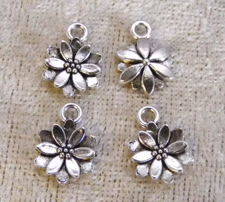 Berlock, liten blomma, antiksilver